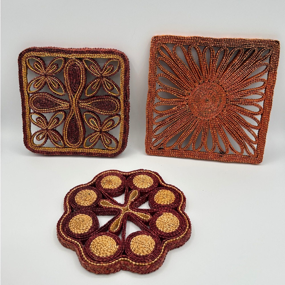 Vintage 70s Boho Woven Straw Trivet Set Floral Raffia Hot Pads Orange Red 3pc